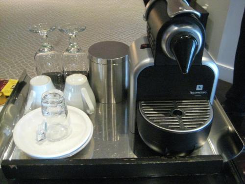 蒙特利尔乐瑞丽里昂酒店的咖啡壶,位于柜台上