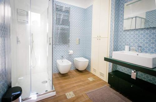 切法卢Le suite del corso的浴室配有卫生间、盥洗盆和淋浴。