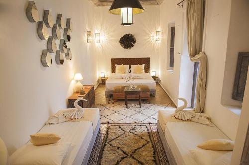 马拉喀什达芬奇Spa庭院旅馆的酒店客房带两张床和一间卧室