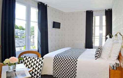 图尔杜马诺尔酒店的酒店客房设有床和窗户。