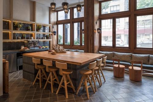 纽约梅德酒店的厨房配有一张大木桌和凳子
