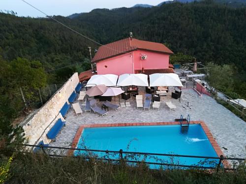 Polverara格尔斯卡斯塔尼旅馆的一座房子,旁边设有游泳池