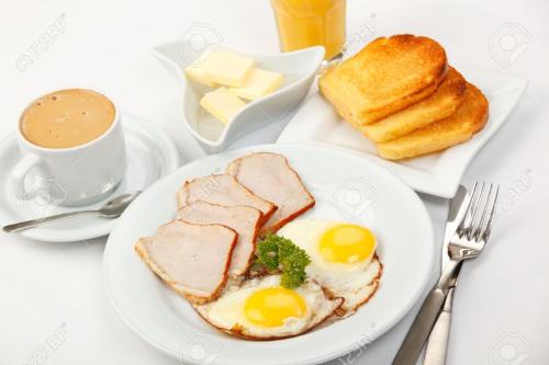 曼谷艾努尔艾克旅馆的包括鸡蛋和面包的早餐食品以及一杯咖啡