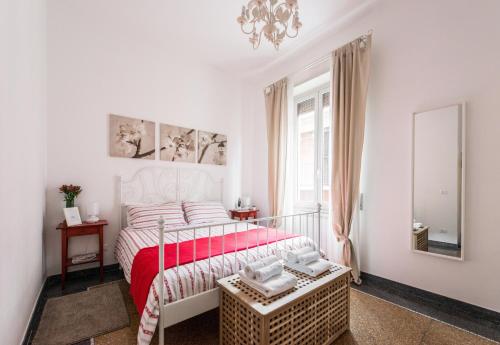 蒂沃利Tivoli Charming Houses - Domus Aefula and Domus Albula的白色卧室配有床和镜子