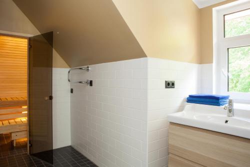 托伊拉托伊莱白色别墅公寓的一间带水槽和淋浴的浴室
