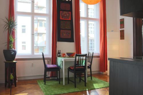 柏林Berlin Apartments Mitte的厨房配有桌椅和窗户。