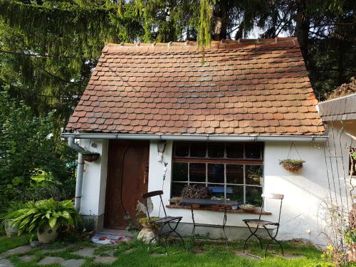塔勒Wohnen im Hühnerhaus的一间白色的小房子,有红色的屋顶