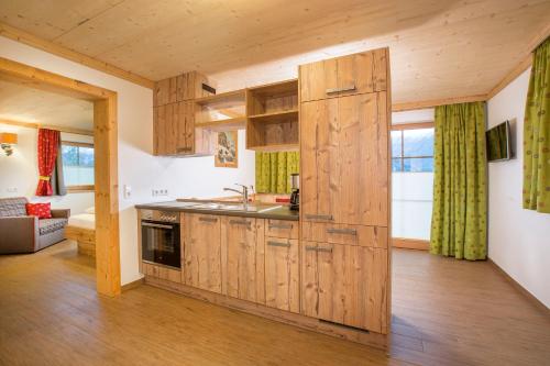 纽科琴格罗斯夫纳撤多夫奥贝昆雷度假屋的一间带木制橱柜的厨房和一间客厅
