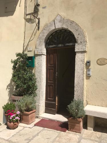 巴尼圣菲利波BBBagni的门和盆栽植物的建筑物入口