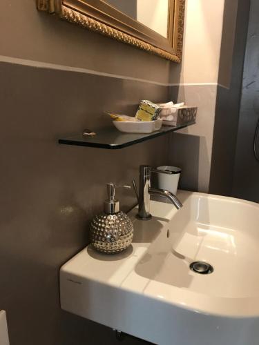 巴尼圣菲利波BBBagni的浴室设有白色水槽和镜子