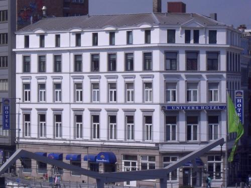 列日Hôtel de l'Univers Liège的一座白色的大建筑,上面有标志