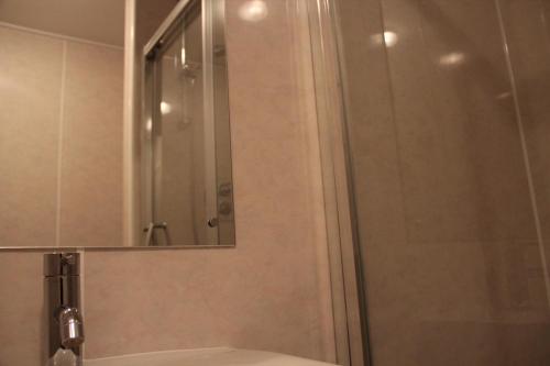 卢顿斯多克伍德酒店 - 卢顿机场的带淋浴和镜子的浴室