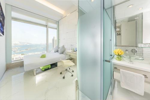 香港iclub To Kwa Wan Hotel的白色的浴室设有一张床和淋浴。