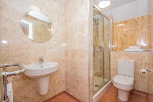 考布里奇维多利亚旅馆的浴室配有卫生间水槽和淋浴。