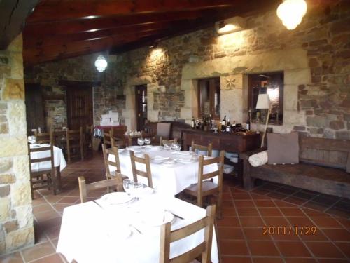CarrenoCasona Los Gamonales的一间餐厅,房间内设有白色的桌椅
