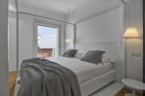 Luxury Suites Collection - Frontemare Viale Milano 33客房内的一张或多张床位