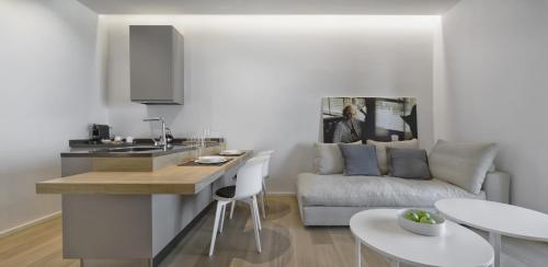 Luxury Suites Collection - Frontemare Viale Milano 33的电视和/或娱乐中心