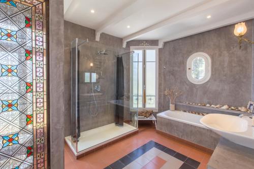 Villa Lotus Penthouse by iVillamia的一间浴室