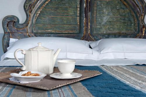 卡索莱德尔萨La casa di Arianna的床上的茶盘