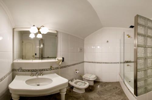 国际酒店的一间浴室