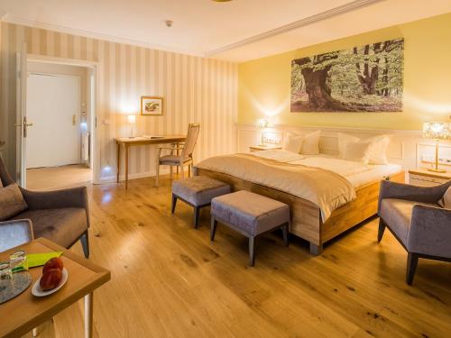 汉诺威阿姆曼兰德豪斯酒店的卧室配有一张床和一张桌子及椅子