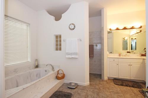 珊瑚角Mangrove Bay SW Cape - waterfront private home locally owned & managed, fair & honest pricing的白色的浴室设有浴缸、水槽和镜子