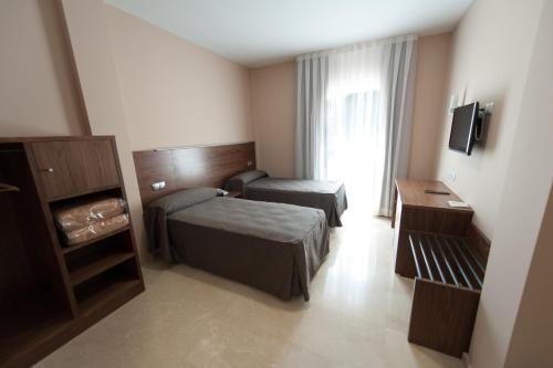 卡斯佩维斯特酒店的酒店客房设有两张床和窗户。