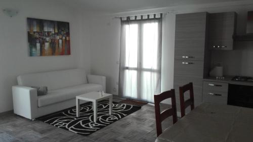 托里格兰德Casa vacanza S'Istella iun Q2451的客厅配有沙发和桌子