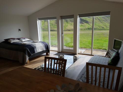 Bólstaðarhlíð波尔斯塔里奥小屋（一室公寓）的一间卧室设有一张床和一个大窗户