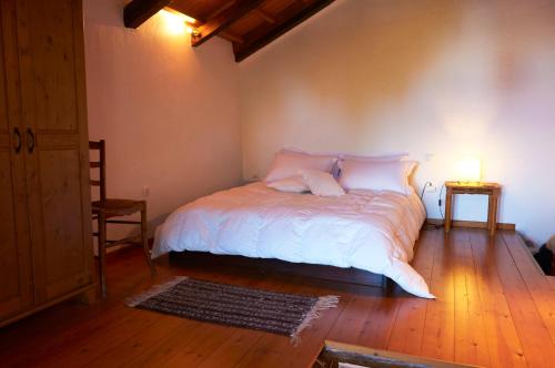 桑加拉达Red Villa's Guesthouse的一间卧室配有带白色床单和枕头的床。