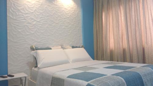 马塞约Apartamento Vernazza的一间卧室配有一张带 ⁇ 子毯子的床