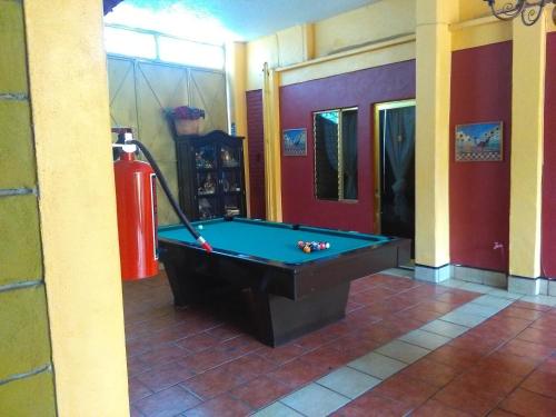 Nuevo San Juan ParangaricutiroHotel Farah的一间带台球桌和消防栓的房间