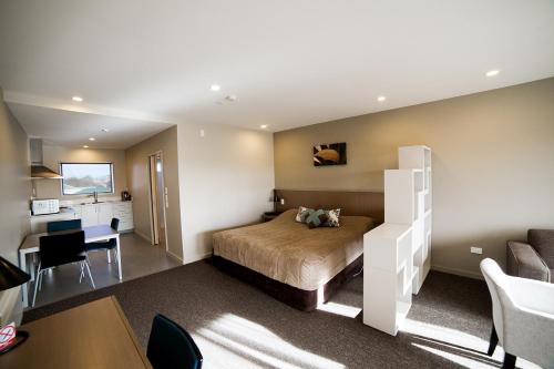 奥玛鲁北星汽车旅馆的配有一张床和一张书桌的酒店客房