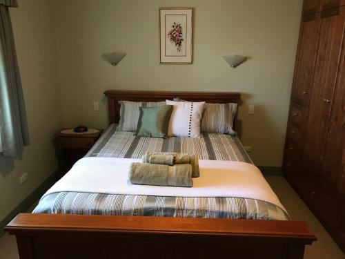 库纳瓦拉吉瓦维恩之家度假屋的一间卧室配有一张床,上面有两条毛巾