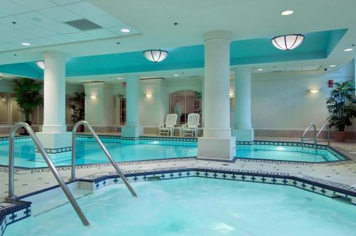 卡尔加里Fairmont Palliser的酒店大堂的游泳池,设有两个游泳池