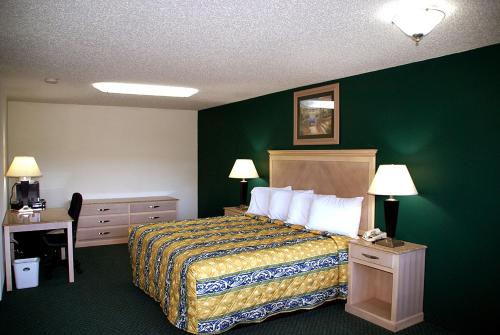 阿布西肯阿布西肯/大西洋城帝国酒店加套房的酒店客房,设有床铺和绿色的墙壁