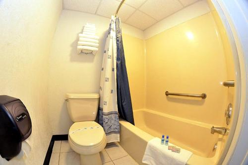 阿布西肯阿布西肯/大西洋城苏佩旅馆的一间带卫生间和浴缸的浴室