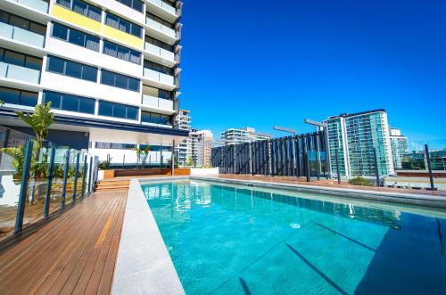 布里斯班亚克安妮公寓式酒店的建筑物屋顶上的游泳池