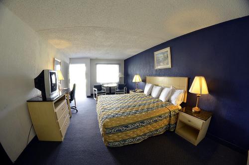 阿布西肯阿布西肯/大西洋城苏佩旅馆的酒店客房,配有床和电视