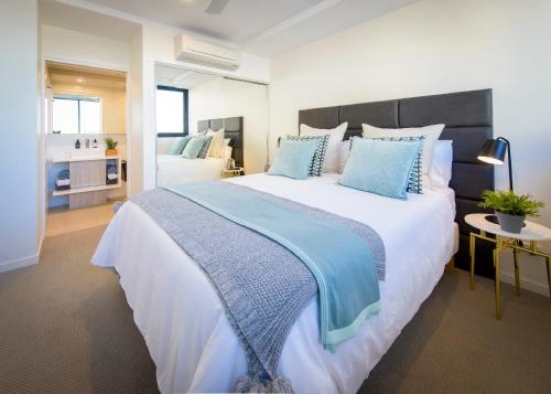 布里斯班亚克安妮公寓式酒店的大卧室配有一张带蓝色枕头的大床