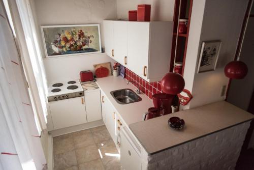 Stokkebro德特加穆勒梅耶利酒店的小厨房配有白色橱柜和水槽