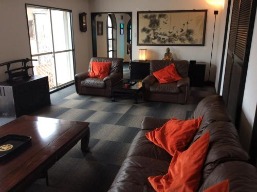 SakamotoJonni`s Place的客厅配有两张沙发和一张咖啡桌