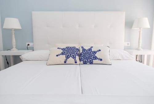 科尔多瓦Osario的白色的床和蓝色的白色枕头