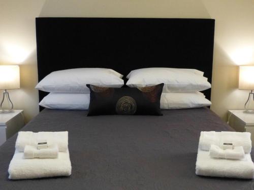 Watervale沃特沃尔农家乐的卧室配有带白色枕头的大床