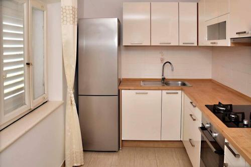 科尔丘拉Holiday Home Korkyra Sunrise的厨房配有不锈钢冰箱和水槽