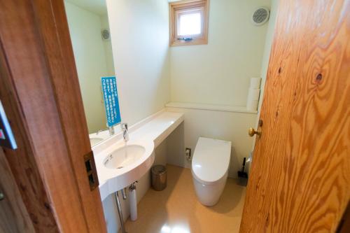 小樽樱花园山林小屋的浴室配有白色水槽和卫生间。
