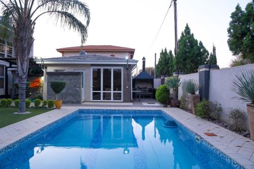 Cycad Palm Guest House Gaborone内部或周边的泳池