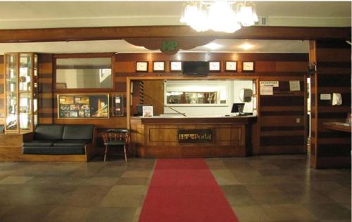 圣安娜-利弗拉门图Hotel Portal的带沙发和红色地毯的客厅