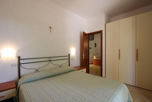 维耶斯泰Residence Villa Candida的一间卧室设有一张床,门通往走廊