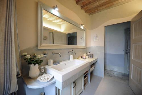 卡索莱德尔萨La casa di Arianna的浴室设有白色水槽和镜子